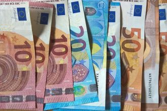 Falosna hrozba milionovej pokuty zabrala Podvodnici obrali seniora o 60 tisic eur