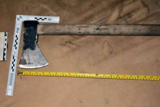 Hrozostrasny cin na juhu Slovenska muz sekerou zabil manzelku