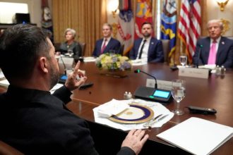 Husta atmosfera v Bielom dome Trump tlacil na Zelenskeho aby vyhovel Putinovi