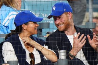 Hviezdna invazia na bejzbalovom zapase Brada Pitta nikto nespoznaval princ Harry s Meghan cakal piskot a bucanie