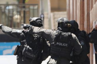 Muz v Sydney postrelil 16 ludi strielal z bytu