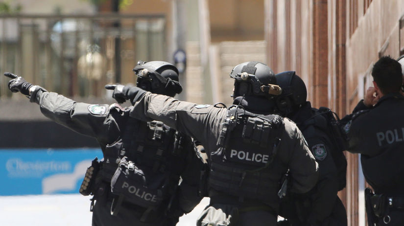 Muz v Sydney postrelil 16 ludi strielal z bytu