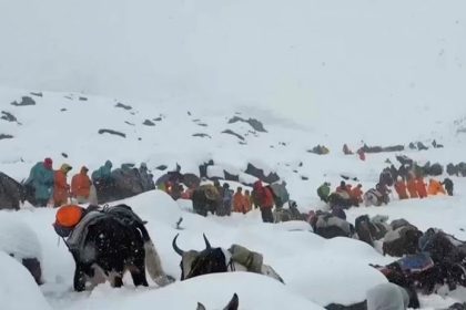 Na Evereste je uvaznenych dvesto horolezcov aspon jeden zomrel