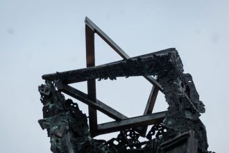 Nemecky historik pomocou AI odhalil identitu vraha z holokaustu