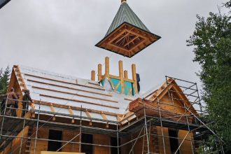 Popularna horska dedinka stavia unikatny dreveny kostol