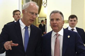 Putin poslal do USA vyjednavaca zachranovat vztahy Trump si totiz mysli ze ho Kremel taha za nos