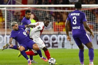 Sauer mal iba par minut Pariz sa vratil na celo