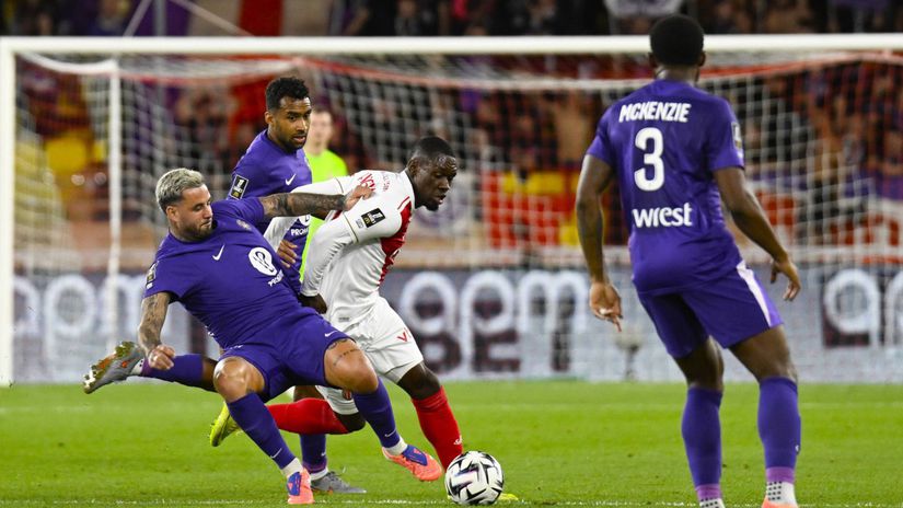 Sauer mal iba par minut Pariz sa vratil na celo