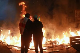 Statny prevrat obliehanie palaca a hrozby opozicii v Gruzinsku