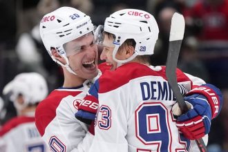 Zbieral body skoroval so zlomenou hokejkou Slafkovsky ziaril pri obrate Montrealu Oveckinov rekord v tieni debaklu