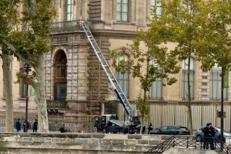 Zlodeji ukradli z Louvru sperky za styri minuty