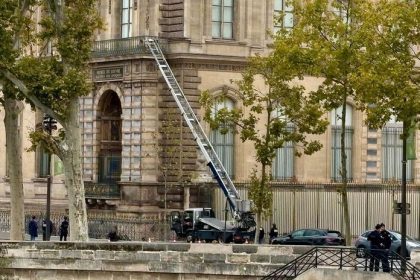 Zlodeji ukradli z Louvru sperky za styri minuty