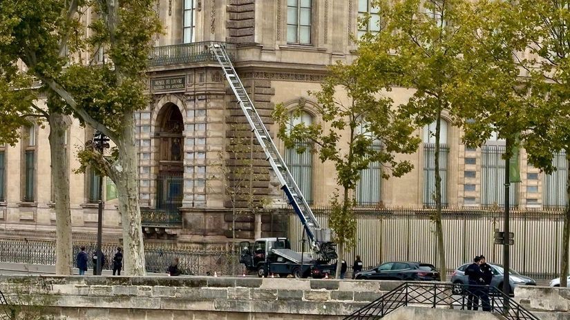 Zlodeji ukradli z Louvru sperky za styri minuty