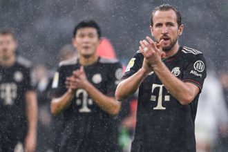 kolo osma vyhra Bayern si opat hral vlastnu ligu Lipsko darovalo domacim sestgolovy pridel Darilo sa aj Wolfsburgu