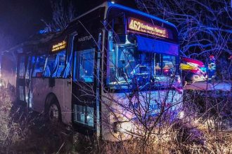 Autobus pri Kosiciach narazil do stromu zranili sa cestujuci