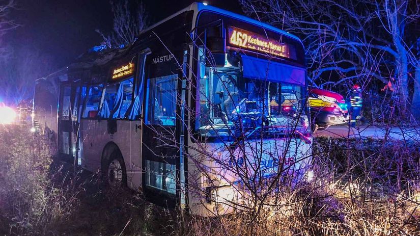 Autobus pri Kosiciach narazil do stromu zranili sa cestujuci