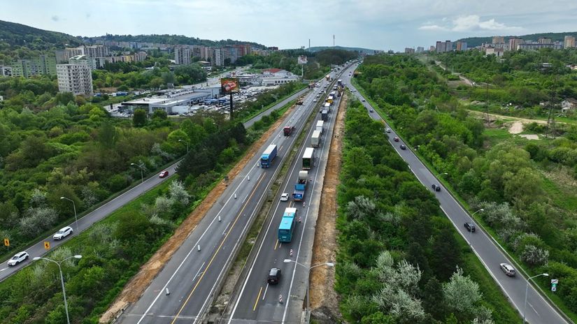 Dialnica D1 pri Ilave je uzavreta pre nehodu
