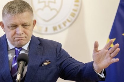 Fico neodvola Lajcaka Jeho diplomaticke kontakty su prinosom