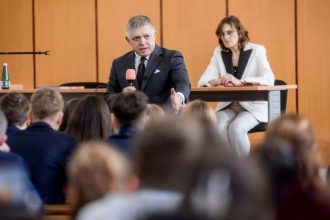 Fico sa vratil do Popradu piskot demonstrantov ho prekryl