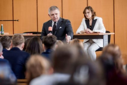 Fico sa vratil do Popradu piskot demonstrantov ho prekryl