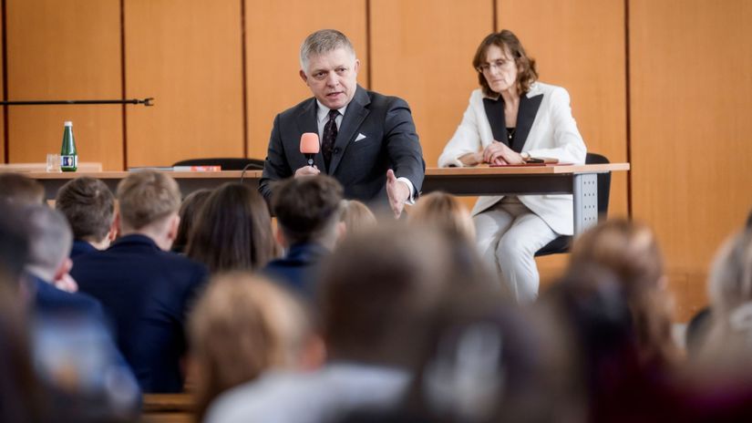 Fico sa vratil do Popradu piskot demonstrantov ho prekryl