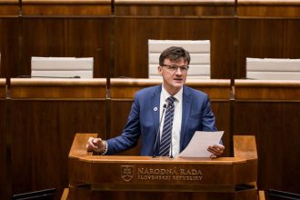 Hromadne prepustanie v lesoch Hlina hovori o 500 ohrozenych