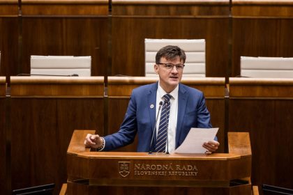 Hromadne prepustanie v lesoch Hlina hovori o 500 ohrozenych