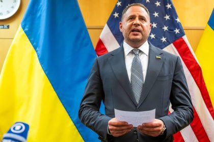 Jermak Ukrajina sa nevzda svojich uzemi za mier