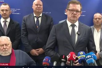Kmec sa postavil pred kamery po boku Sotaka Odchadzam aby som chranil meno strany Hlas Slovenska a jeho priemyslu