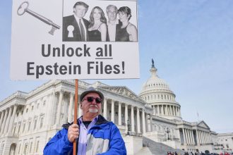 Koniec tajomstiev Zakon o zverejneni Epsteinovych spisov schvalili Senat a Snemovna