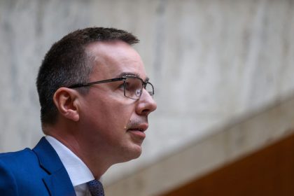 Minister prace sa Nadovi neospravedlni trva na svojom