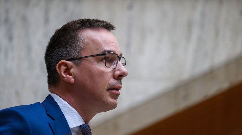 Minister prace sa Nadovi neospravedlni trva na svojom