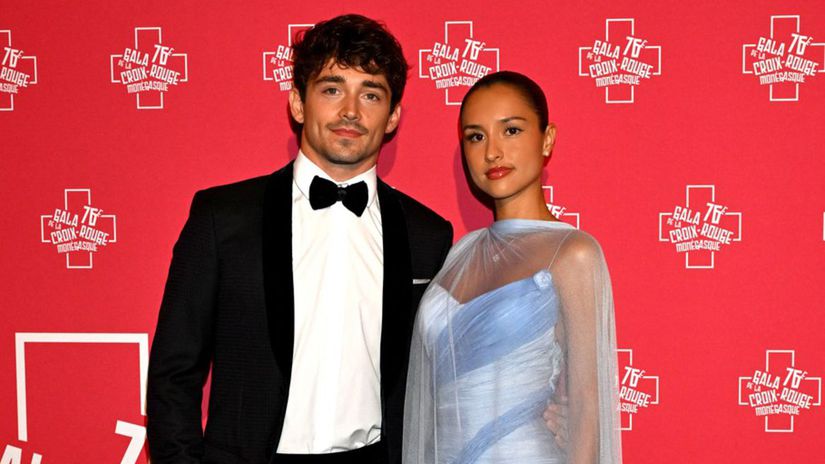 Najsexi pilot F1 Charles Leclerc poziadal o ruku partnerku