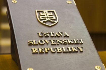 Od soboty plati zmena ustavy o pohlaviach a rovnosti v odmenovani