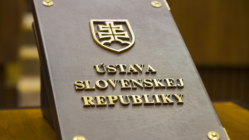 Od soboty plati zmena ustavy o pohlaviach a rovnosti v odmenovani