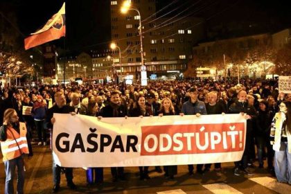 Odstupenie Bratislava zazila dalsi pochod za odvolanie Pavla Gaspara Podla SaS prislo 5 az 6 tisic ludi