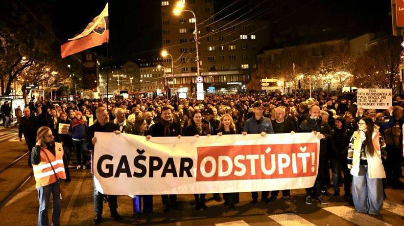 Odstupenie Bratislava zazila dalsi pochod za odvolanie Pavla Gaspara Podla SaS prislo 5 az 6 tisic ludi