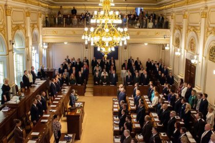 Okamura alebo Bartosek Cesi volia sefa snemovne koalicia celi prvej roztrzke