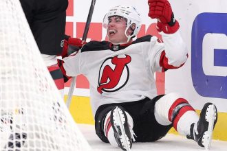 Parada z bekhendu zasah v poklaku a vitazny gol Famozny Simon Nemec zaziaril v NHL hetrikom