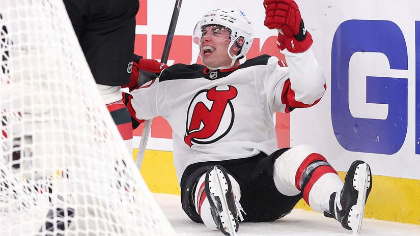 Parada z bekhendu zasah v poklaku a vitazny gol Famozny Simon Nemec zaziaril v NHL hetrikom