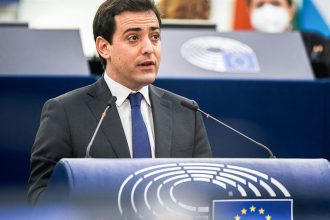 Podpredseda eurokomisie Musime chranit automobilky a otvorit temu zakazu spalovacich motorov