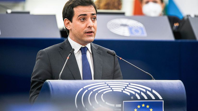 Podpredseda eurokomisie Musime chranit automobilky a otvorit temu zakazu spalovacich motorov