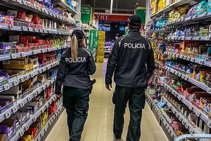 Policia prichytila zlodejov v obchodoch niektori nukali tovar