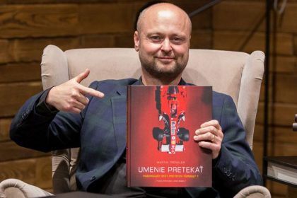 Prvy slovensky fotograf Formuly 1 Martin Trenkler vydal unikatnu knihu Umenie pretekat