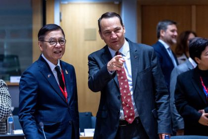 Sikorski obvinuje prezidenta Nawrockeho zo snah o polexit