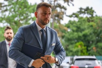 Sutaj Estok ma po prehratom sude exekutora