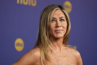 Tradicna Aniston bura myty o starnuti v neglize