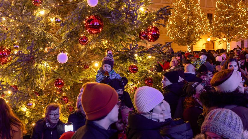 VIDEO FOTO V Bratislave slavnostne rozsvietili vianocny stromcek najoblubenejsia zimna slavnost potrva do Troch kralov