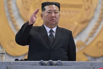 Vojakov chvalil uradnikov kritizoval Kim si prezrel tovarne na skolske potreby a priznal chybu