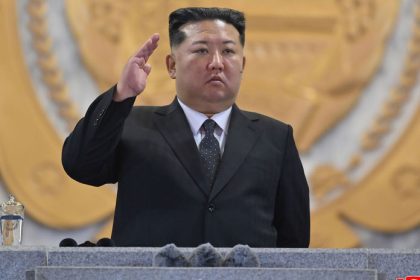 Vojakov chvalil uradnikov kritizoval Kim si prezrel tovarne na skolske potreby a priznal chybu